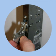 How-to re-hand a Maco door lock in 3 easy steps